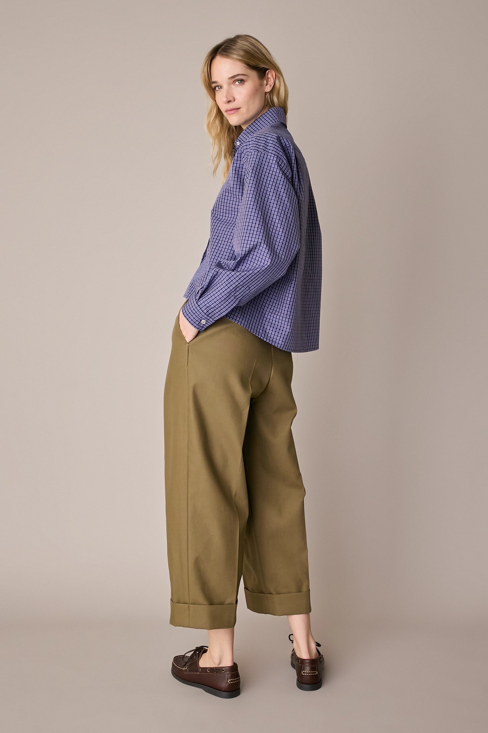 Pantaloni in cotone con piega e risvolto