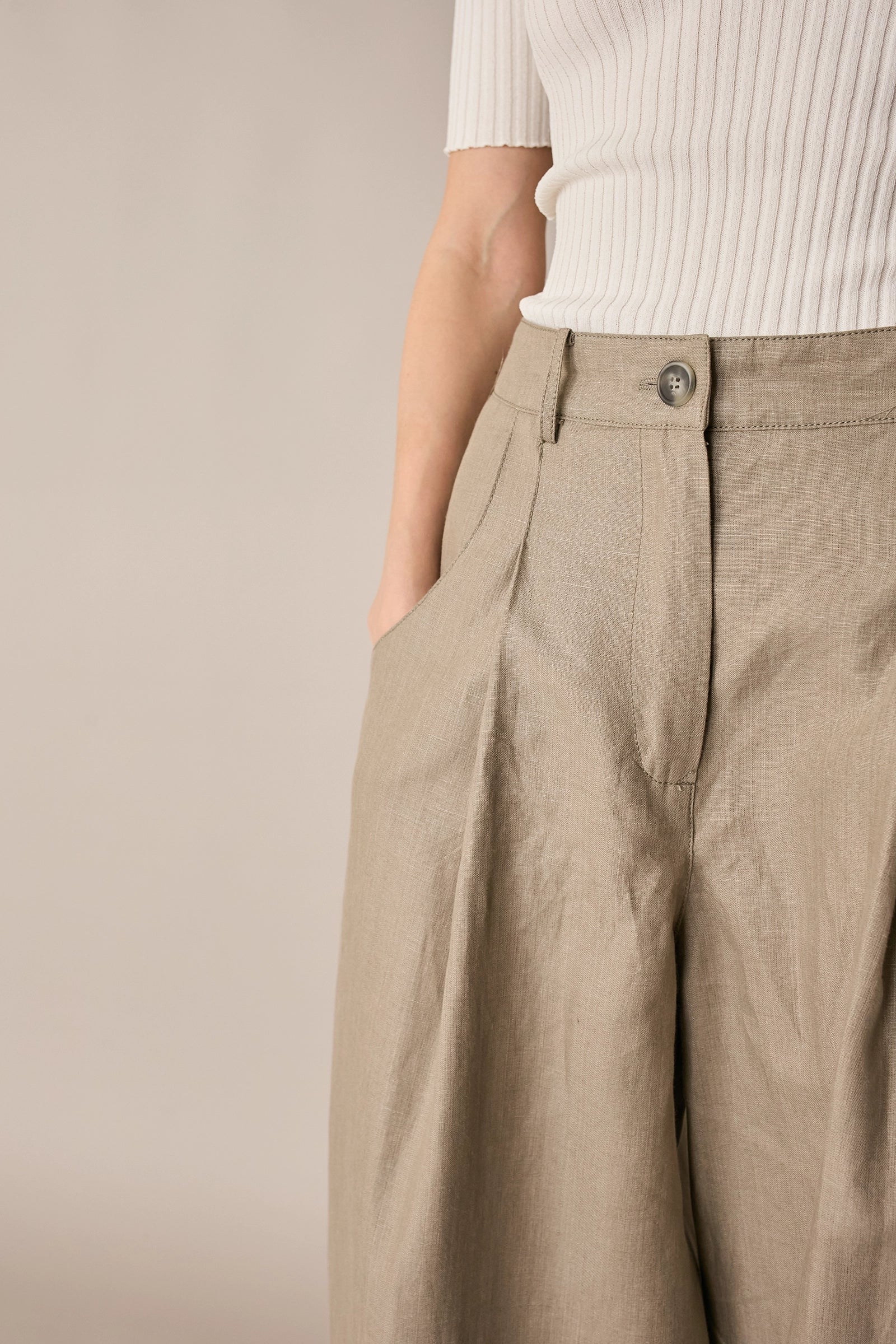 Pantaloni in lino con pinces
