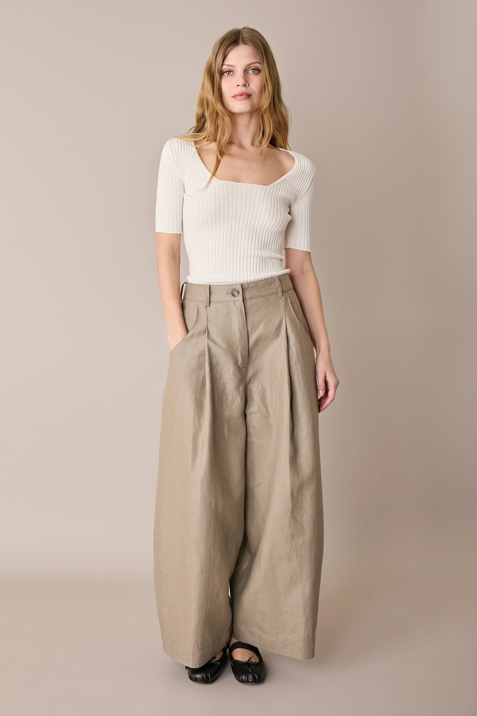 Pantaloni in lino con pinces