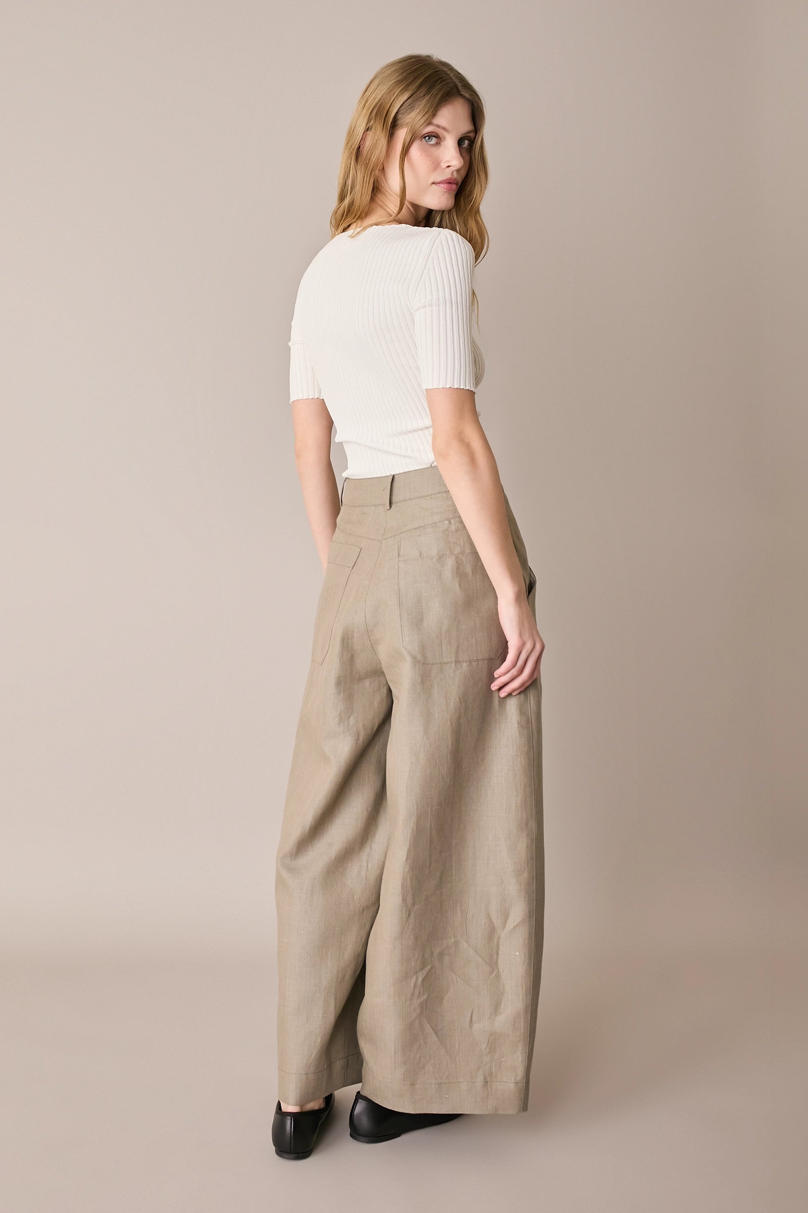 Pantaloni in lino con pinces