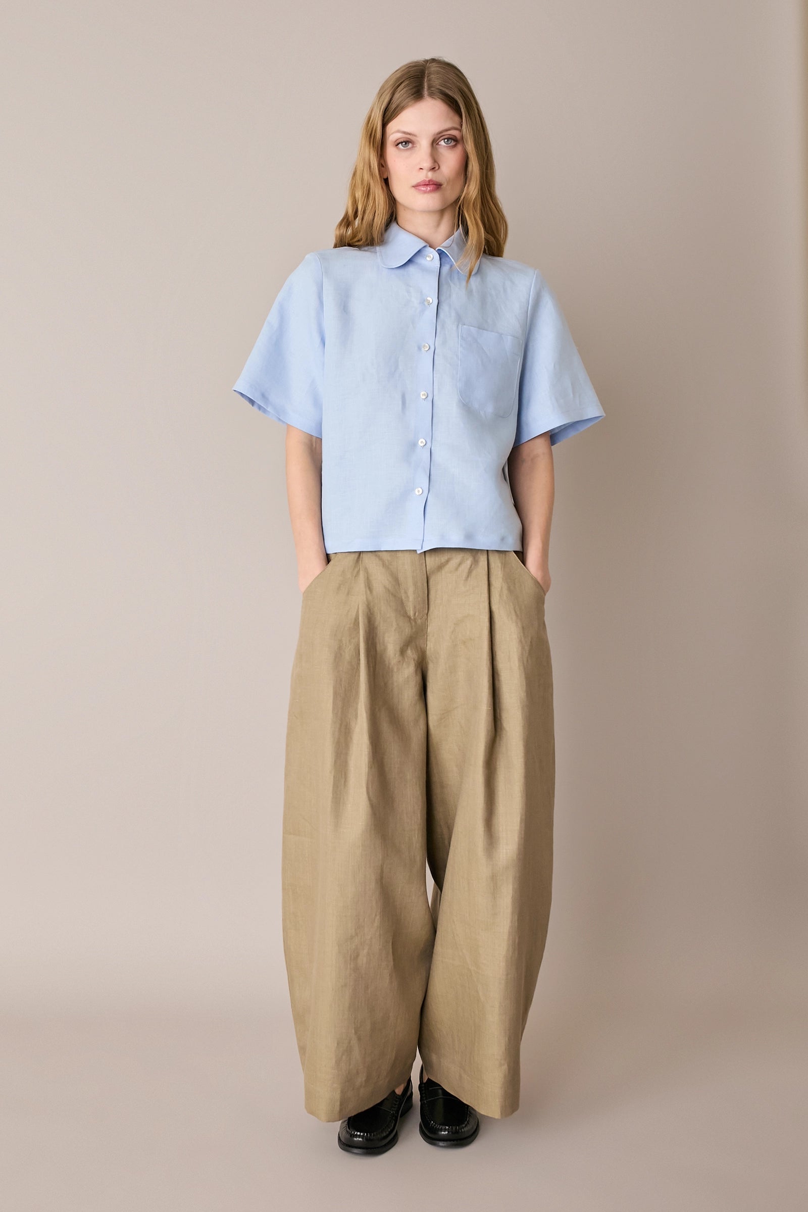 Pantaloni in lino con pinces