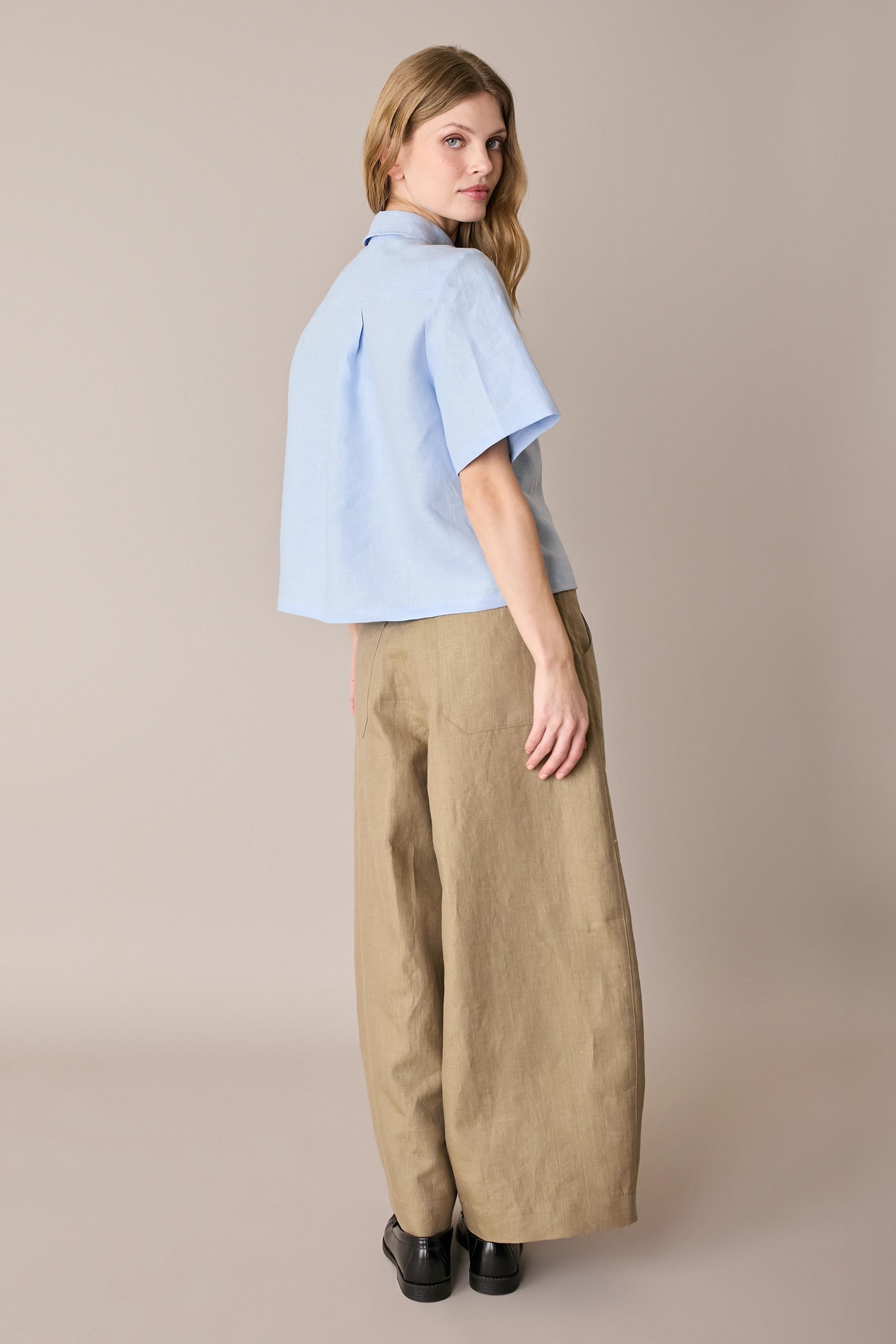 Pantaloni in lino con pinces