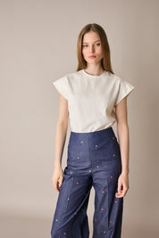 Pantaloni effetto denim con fiori ricamati