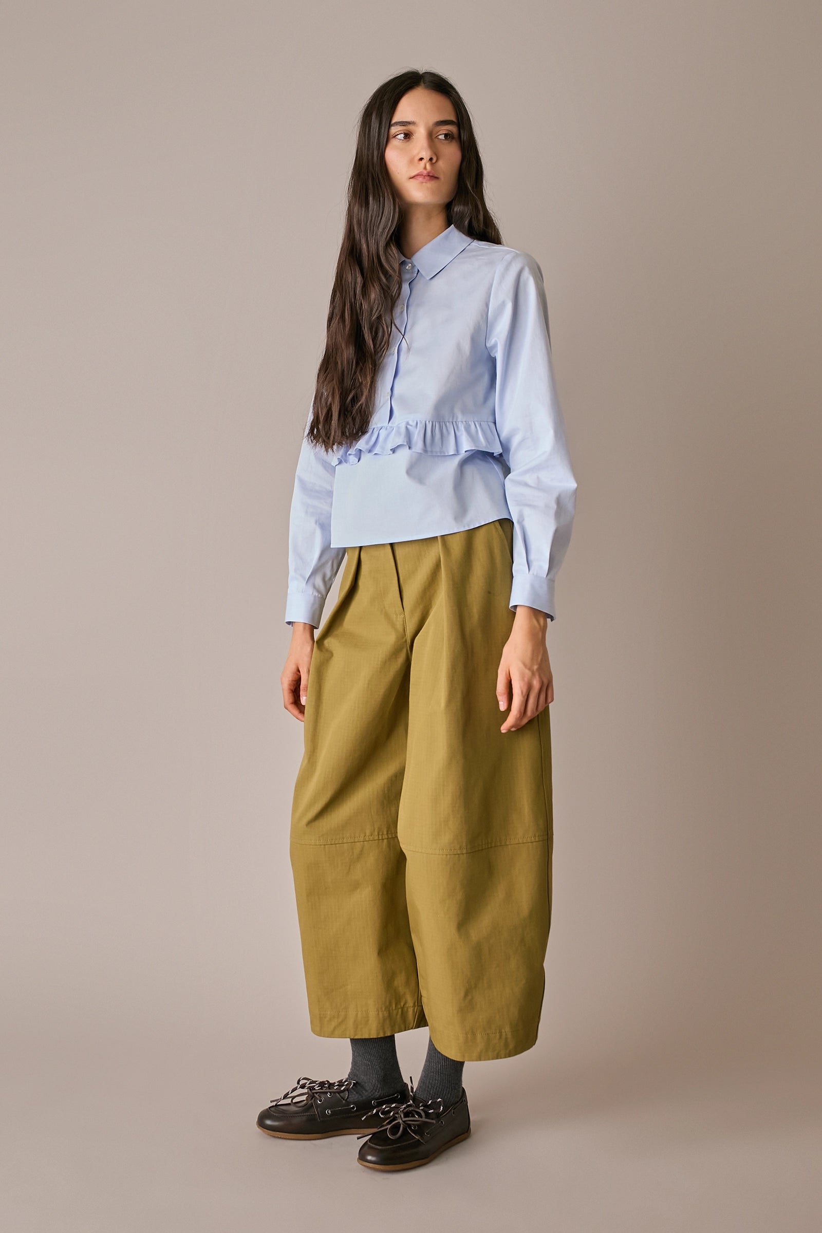 camicia con volant, mezza abbottonatura frontale, quadretto azzurro