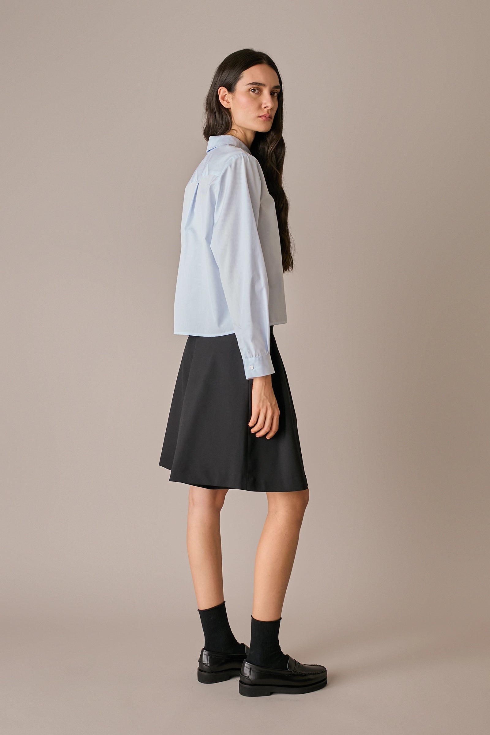 camicia con colletto stondato da ufficio, righine bianco-azzurro