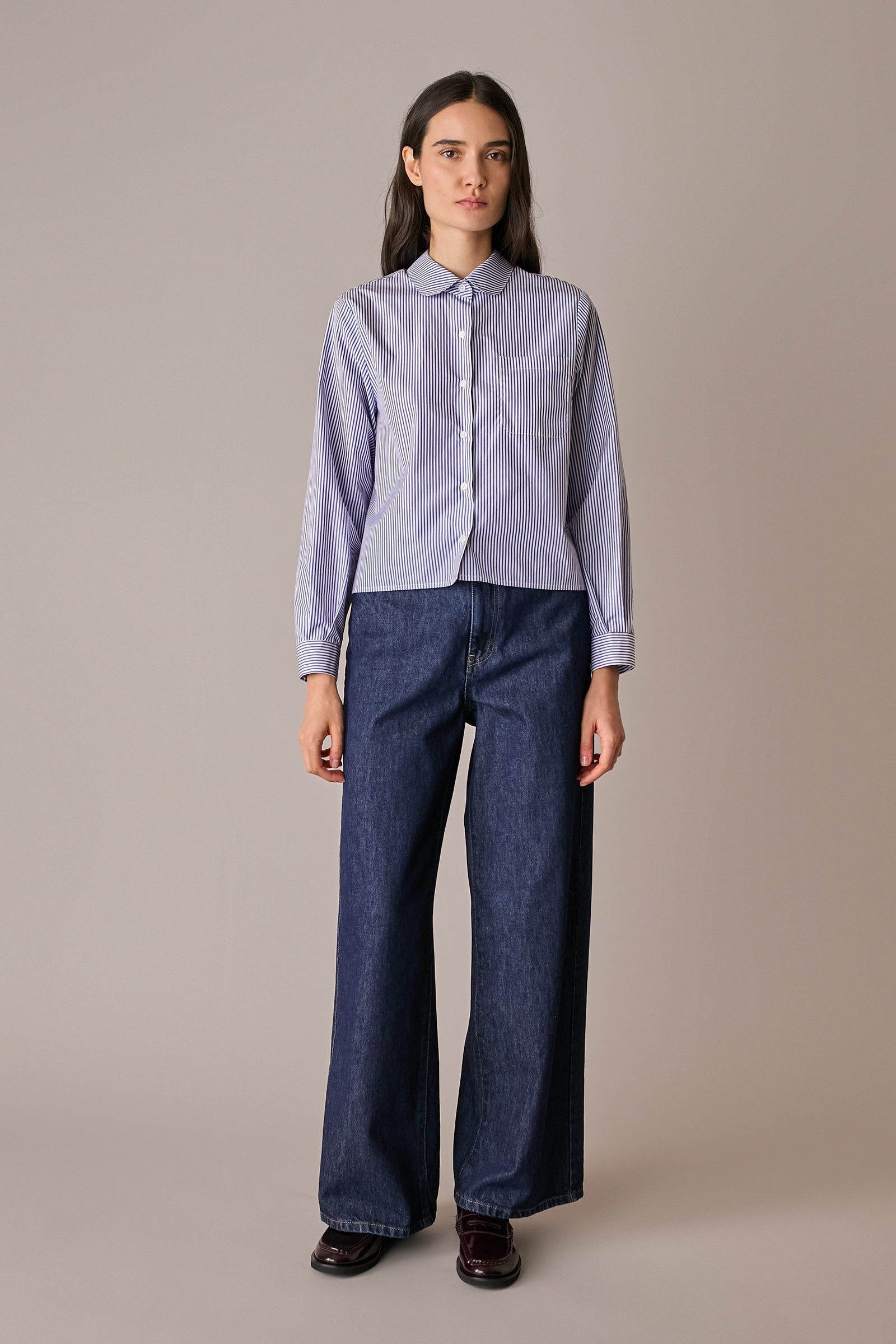 camicia con colletto stondato da ufficio, righe bianco e blu