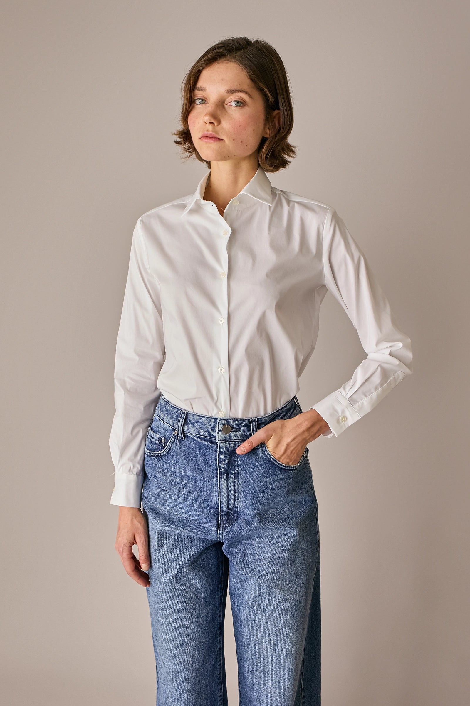 camicia classica in cotone elasticizzato bianco, abbottonatura frontale