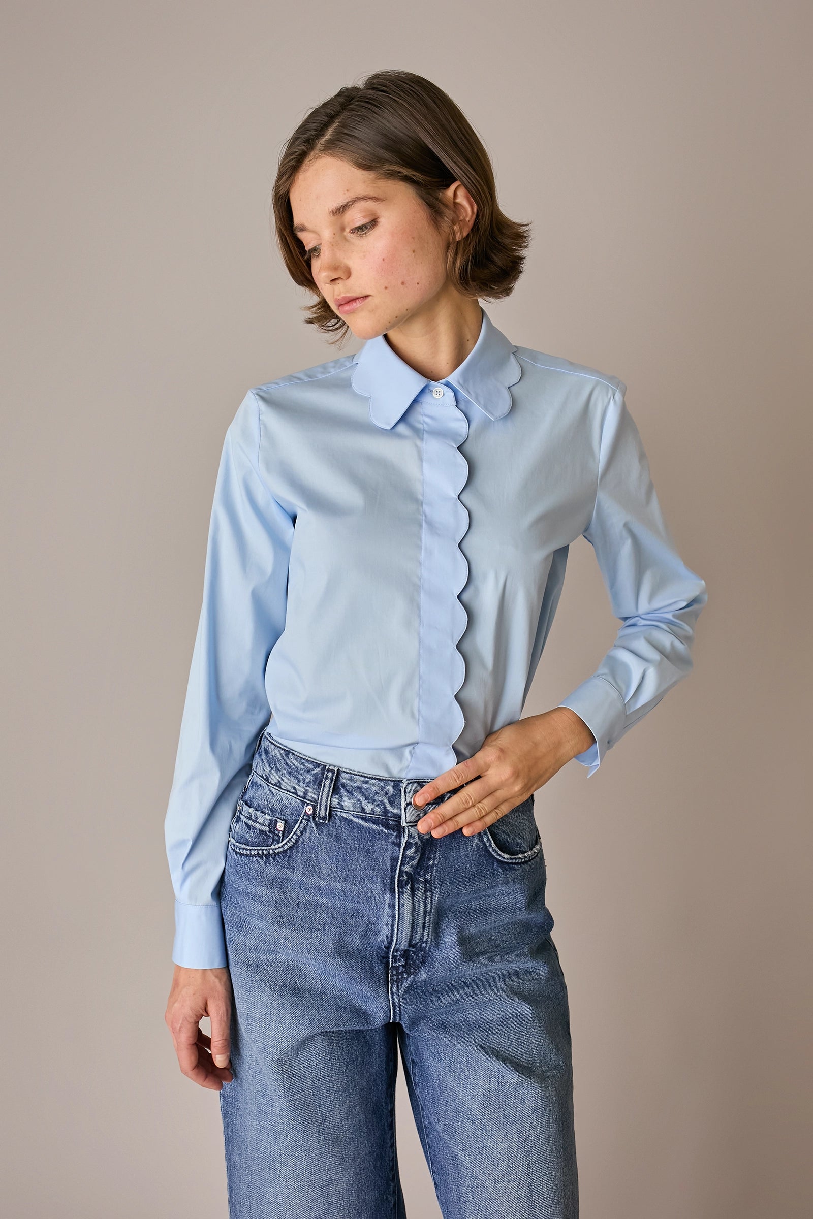 camicia magherita azzurro, profili smerlati su colletto e abbottonatura