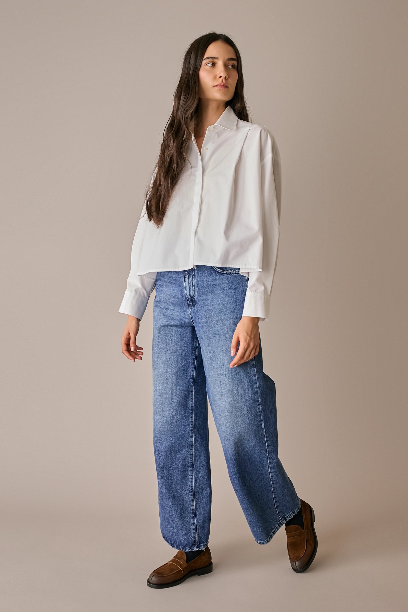 camicia boxy con pieghe bianco, abbottonatura frontale