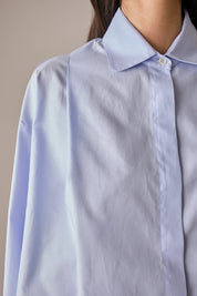 camicia boxy con pieghe azzurro, pieghe frontali e posteriori