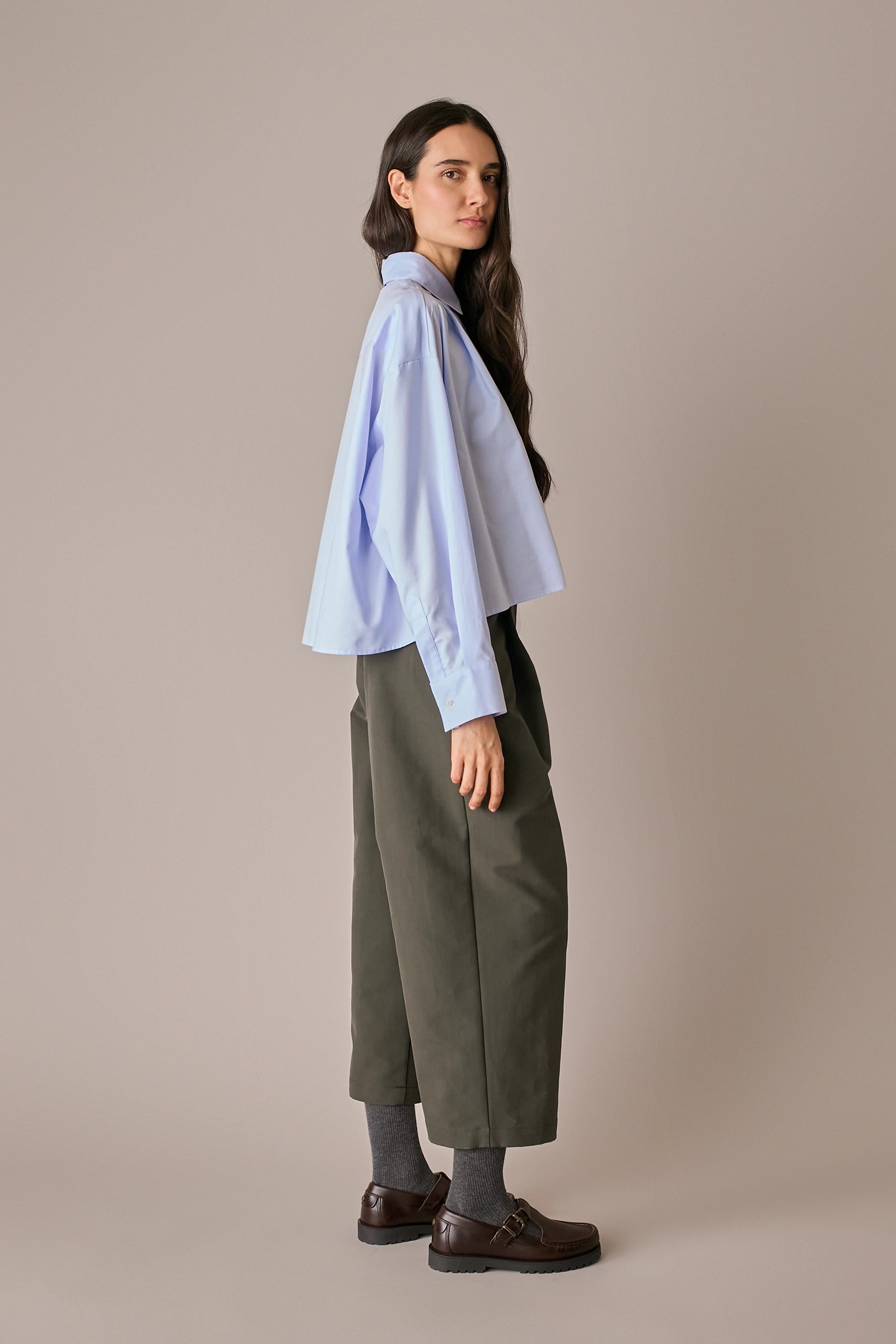 camicia boxy con pieghe azzurro, made in italy