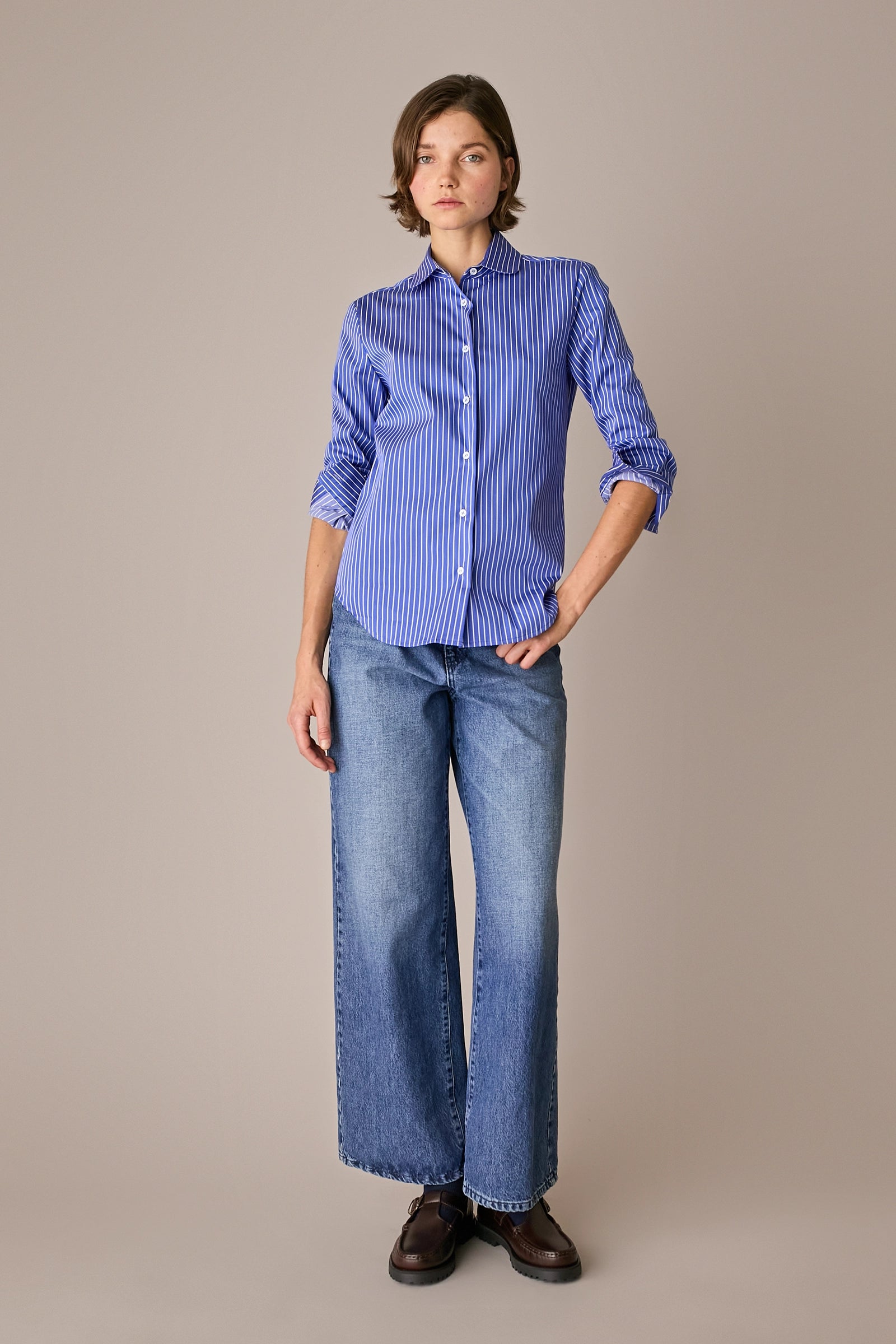 camicia in cotone stretch con colletto stondato righe blu-bianco, orlo stondato