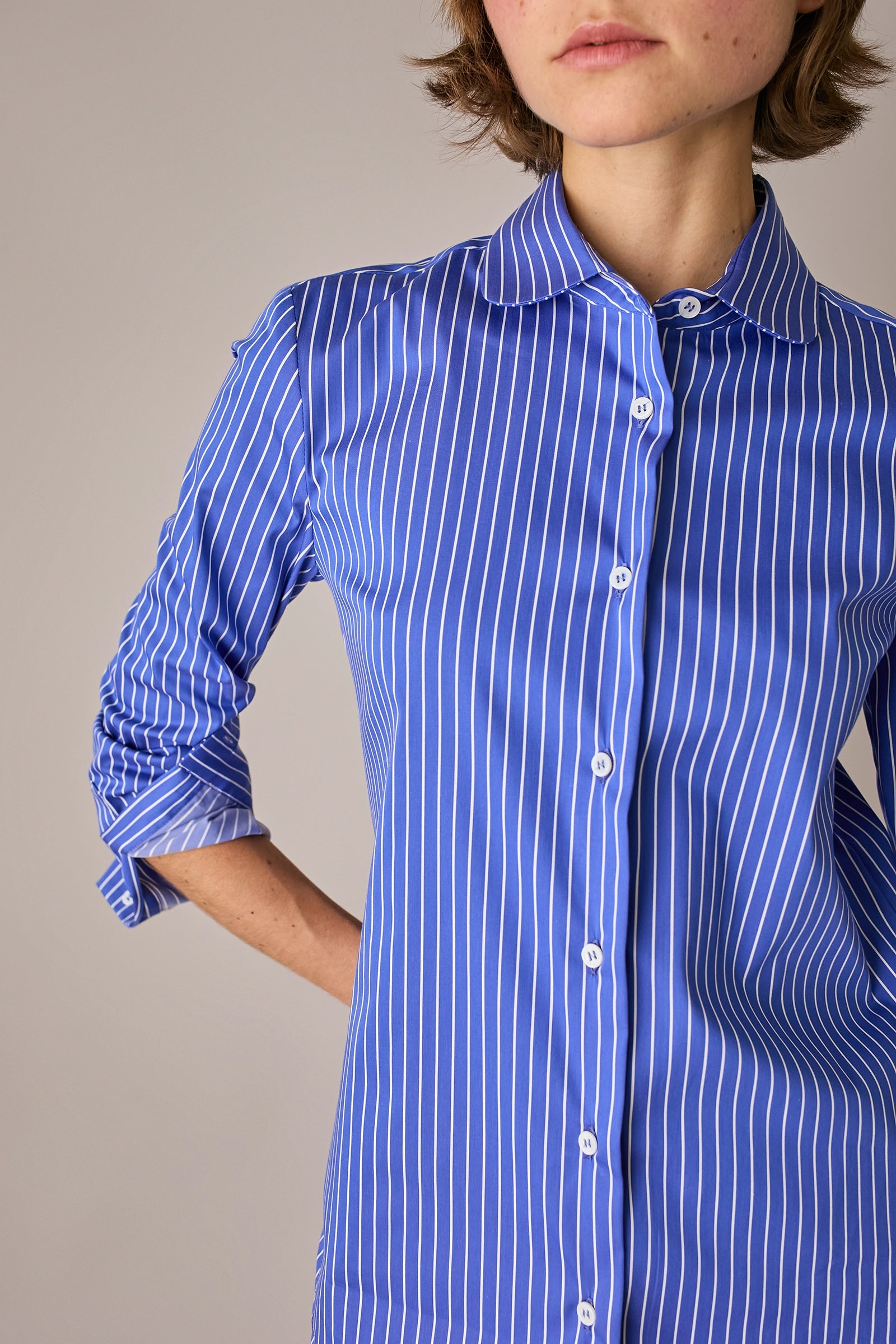 camicia in cotone stretch con colletto stondato, orlo stondato, righe blu-bianco