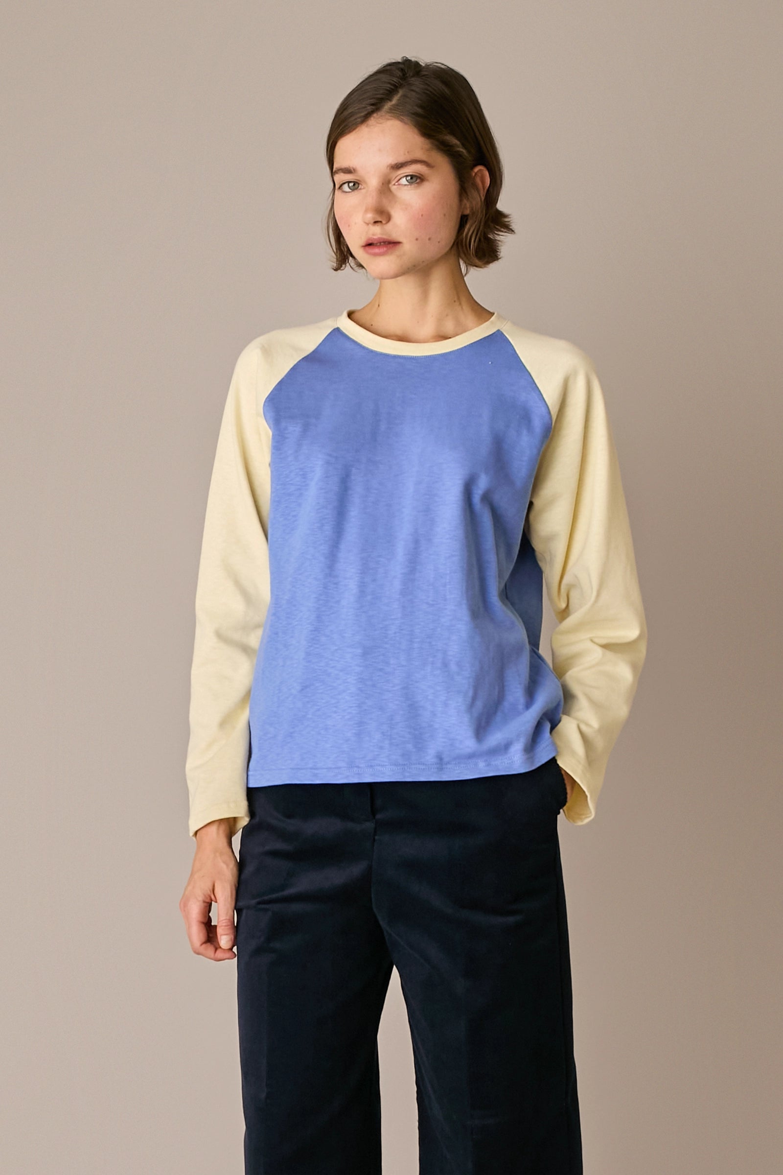 baseball t-shirt a maniche lunghe ecrù e azzurro, maniche raglan a contrasto