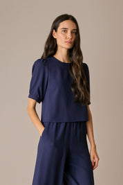 top in crêpe con maniche corte blu navy, mezze maniche con bottoncini rivestiti