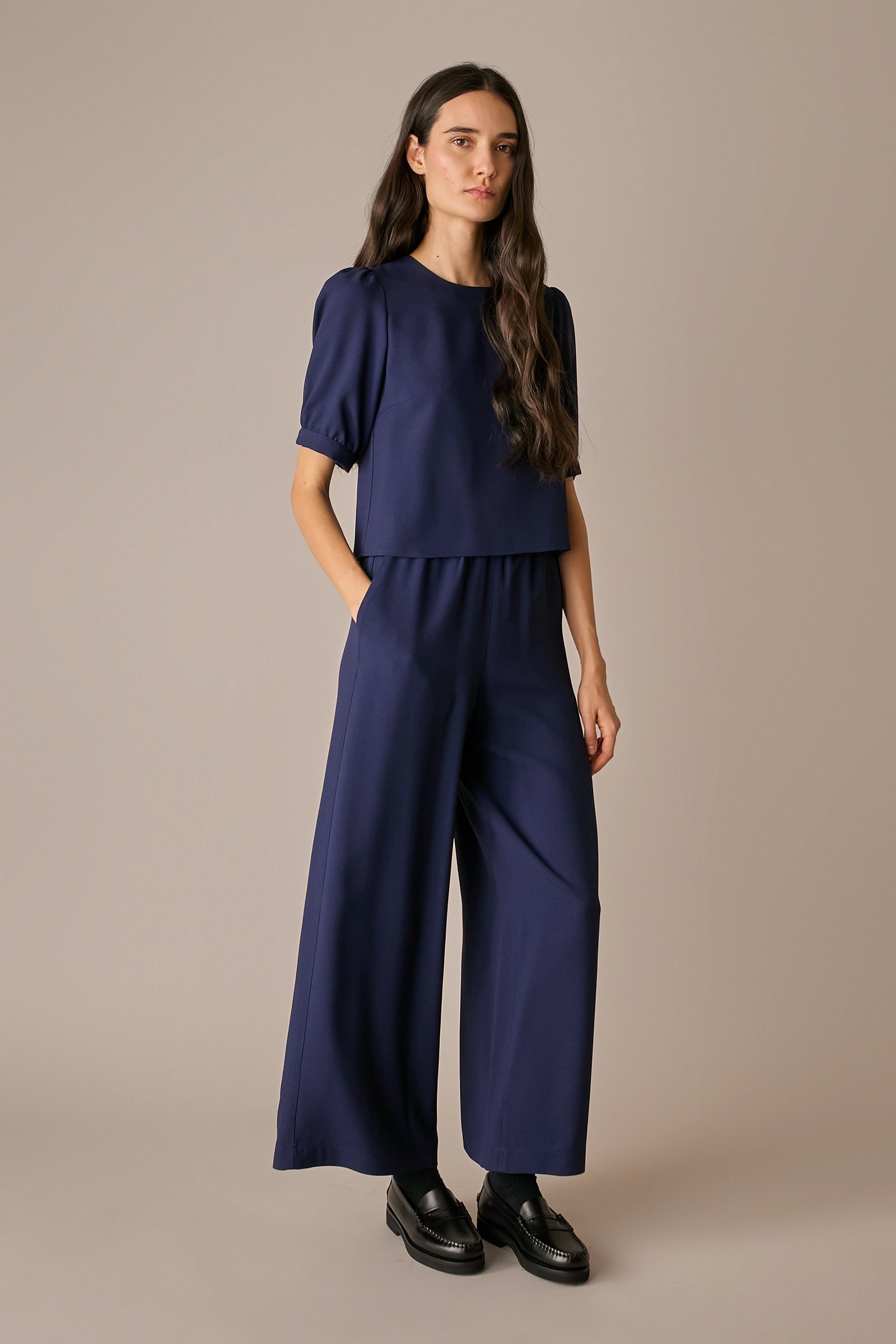 top in crêpe con maniche corte blu navy, chiusura a goccia posteriore