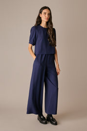 top in crêpe con maniche corte blu navy, chiusura a goccia posteriore