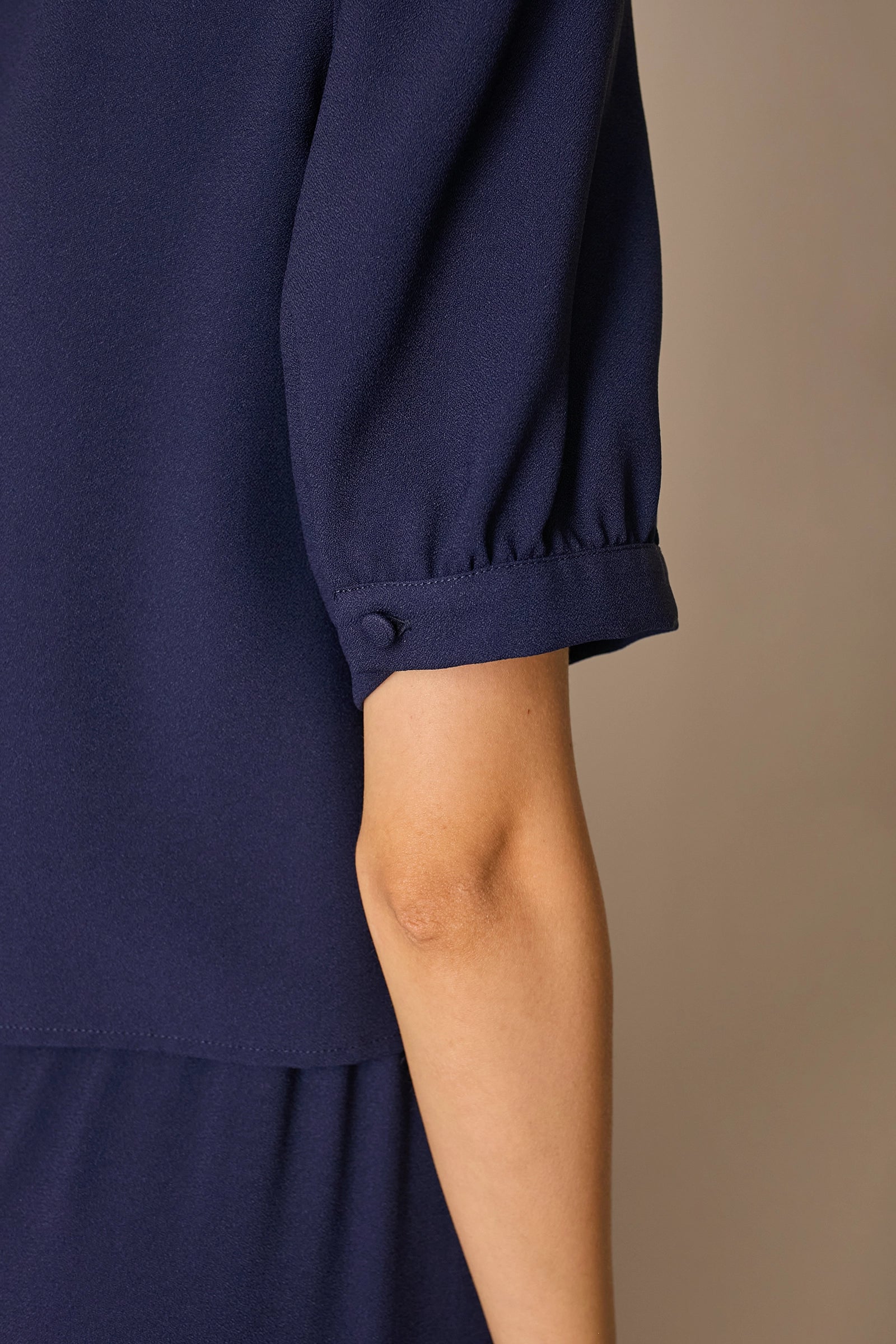 top in crêpe con maniche corte, chiusura a goccia posteriore, blu navy
