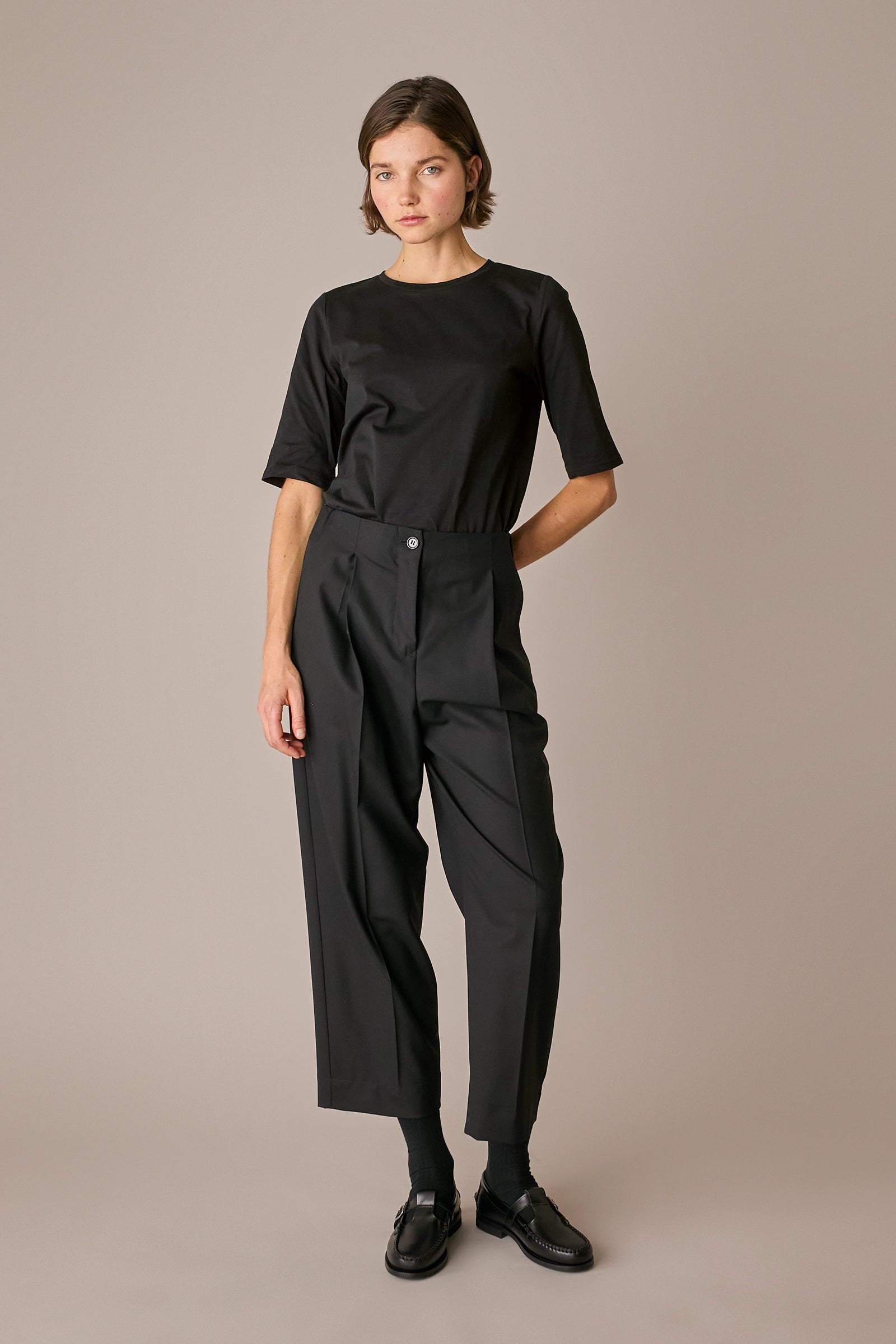 pantaloni in lana e cashmere con vita elastica, modello a gamba dritta, nero