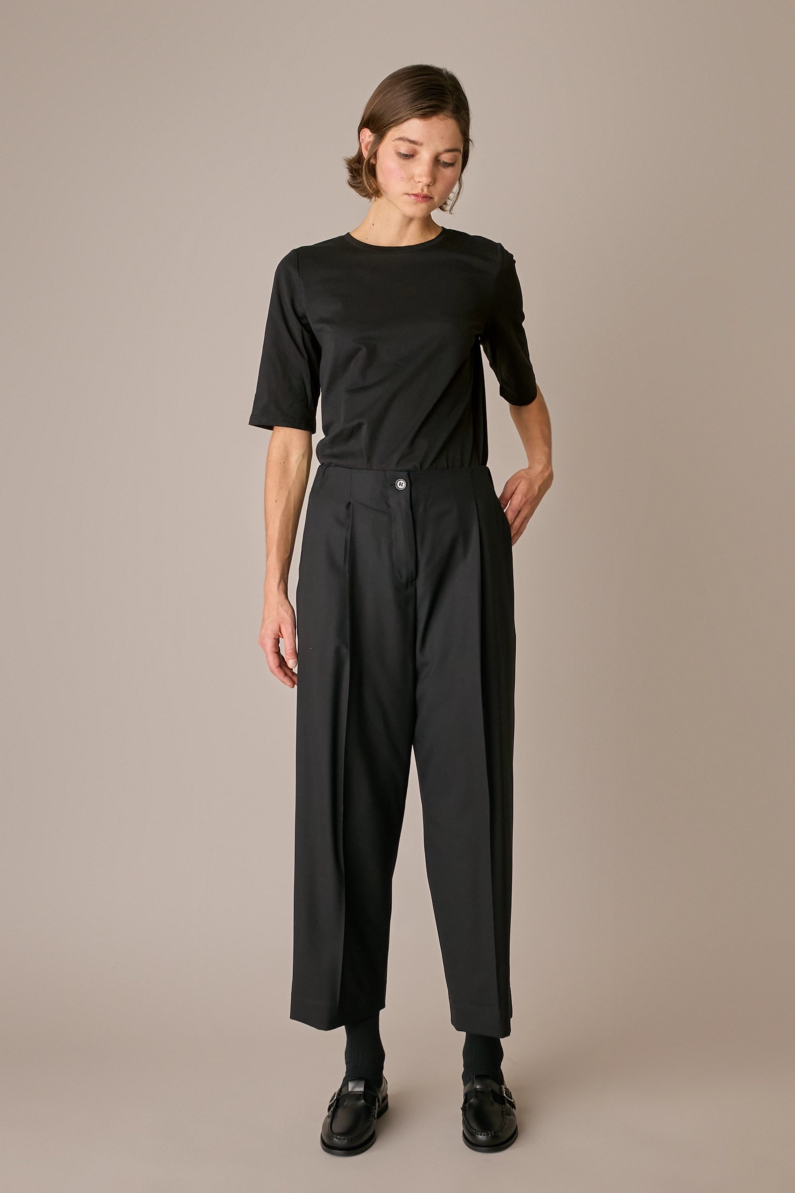 pantaloni in lana e cashmere con vita elastica, piega frontale e posteriore, nero