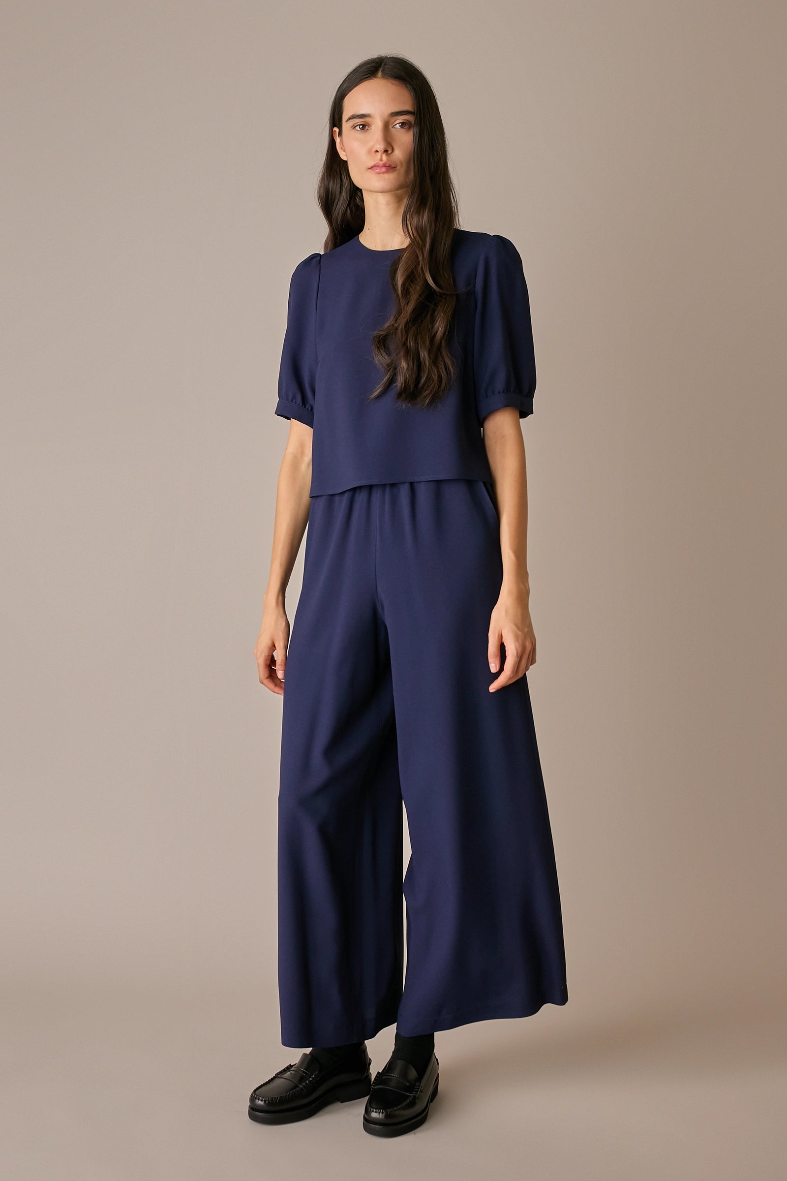 pantaloni in crêpe con vita elastica blu navy, gamba ampia e fluida