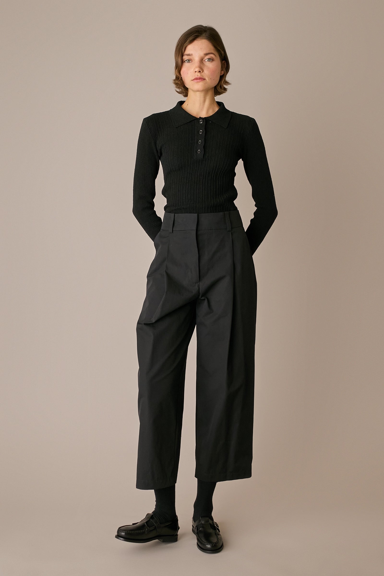 pantaloni in cotone con pinces nero, gamba dritta e ampia