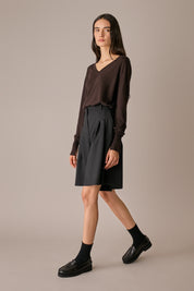 bermuda in lana con pinces nero, tasche laterali inserite in cucitura