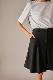 bermuda in lana con pinces, tasche laterali inserite in cucitura, nero