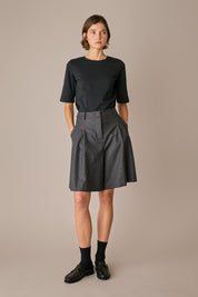 bermuda in lana con pinces grigio scuro, modello a trapezio