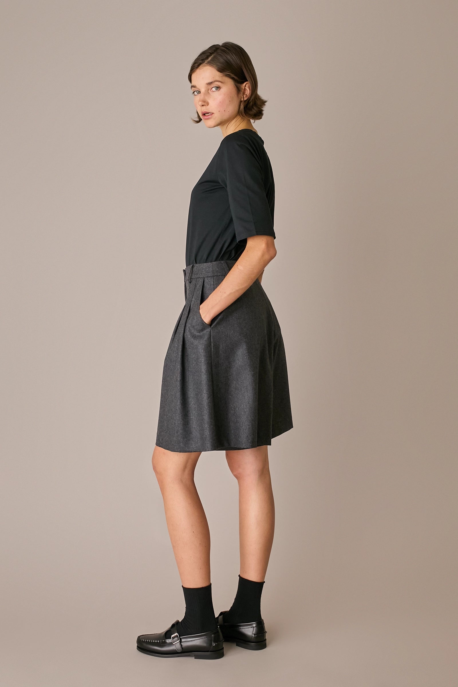 bermuda in lana con pinces, modello a trapezio, grigio scuro