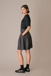 bermuda in lana con pinces, modello a trapezio, grigio scuro