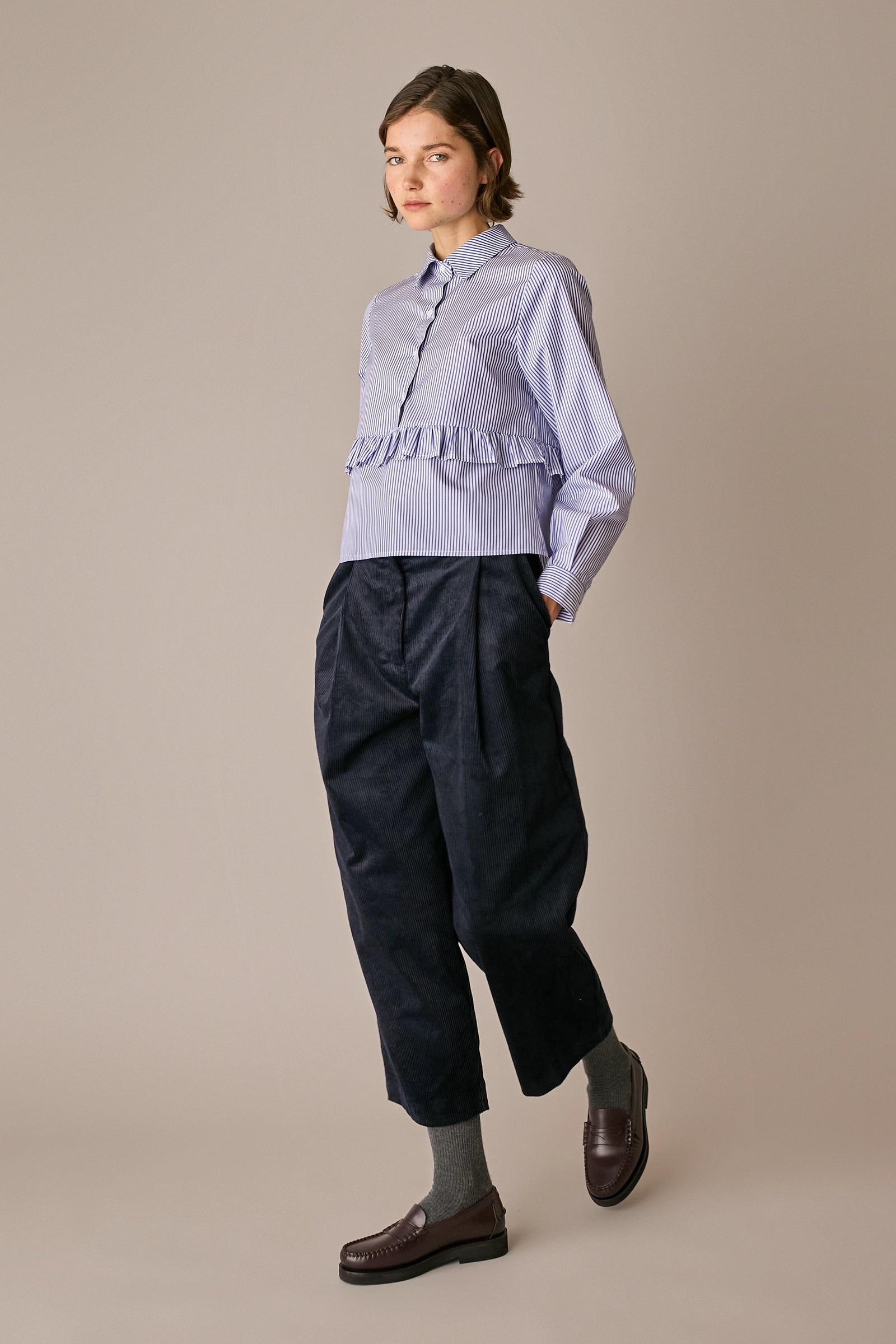 pantaloni wide-leg in velluto a coste blu navy, chiusura con cerniera e passanti per cintura