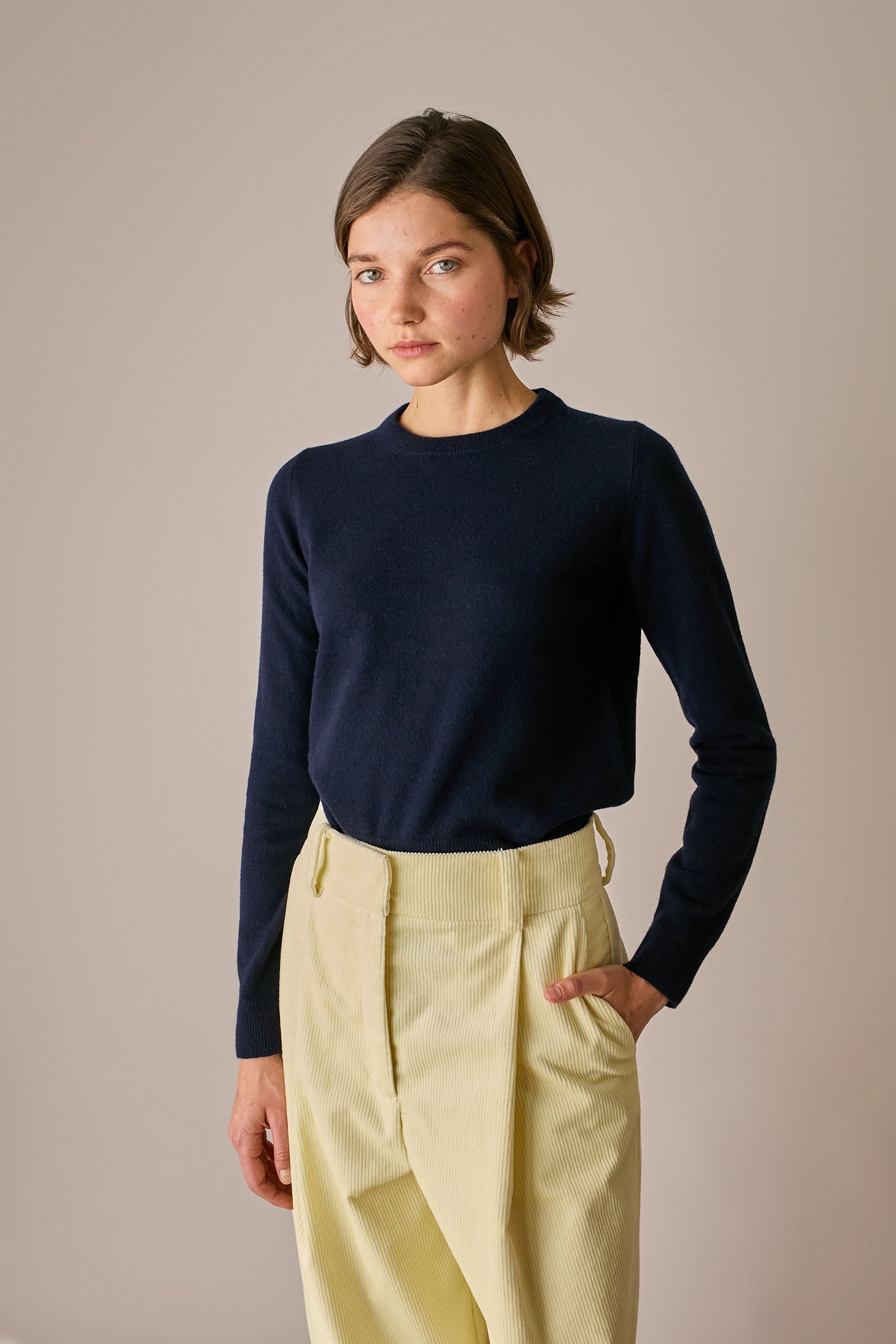 pantaloni wide-leg in velluto a coste, chiusura con cerniera e passanti per cintura, banana