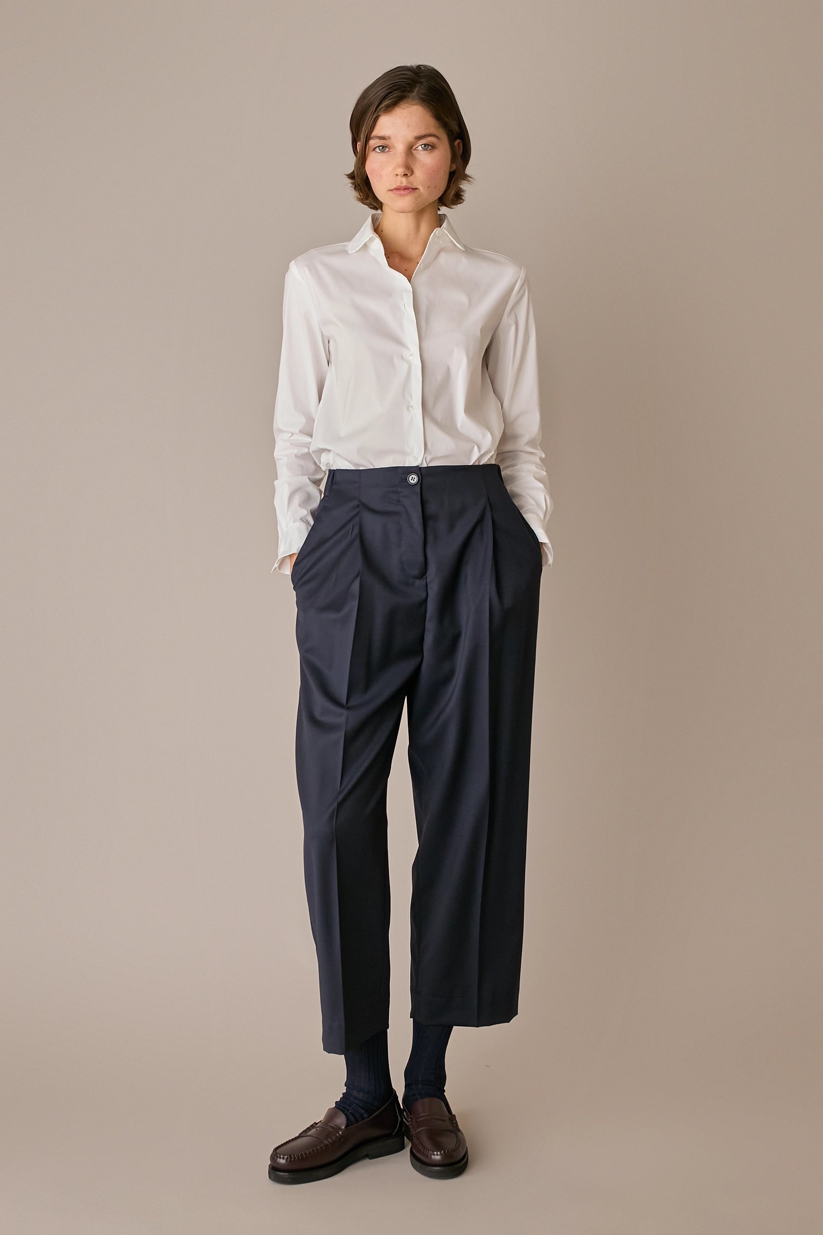 pantaloni in lana con vita elastica blu navy, piega frontale e posteriore