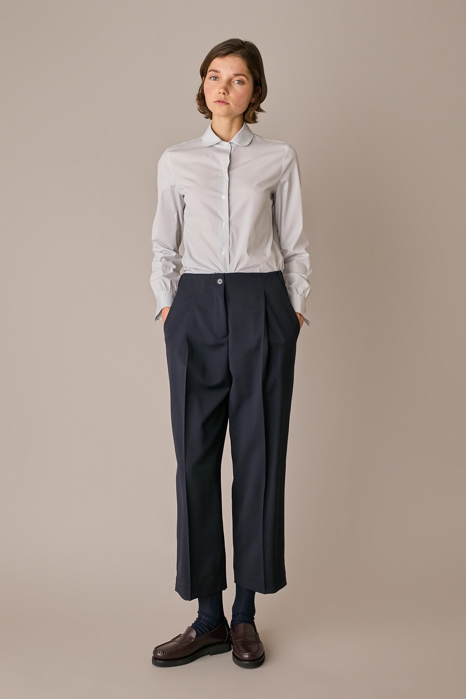 pantaloni in lana con vita elastica grigio scuro, piega frontale e posteriore