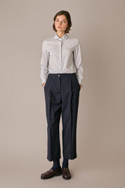 pantaloni in lana con vita elastica grigio scuro, piega frontale e posteriore
