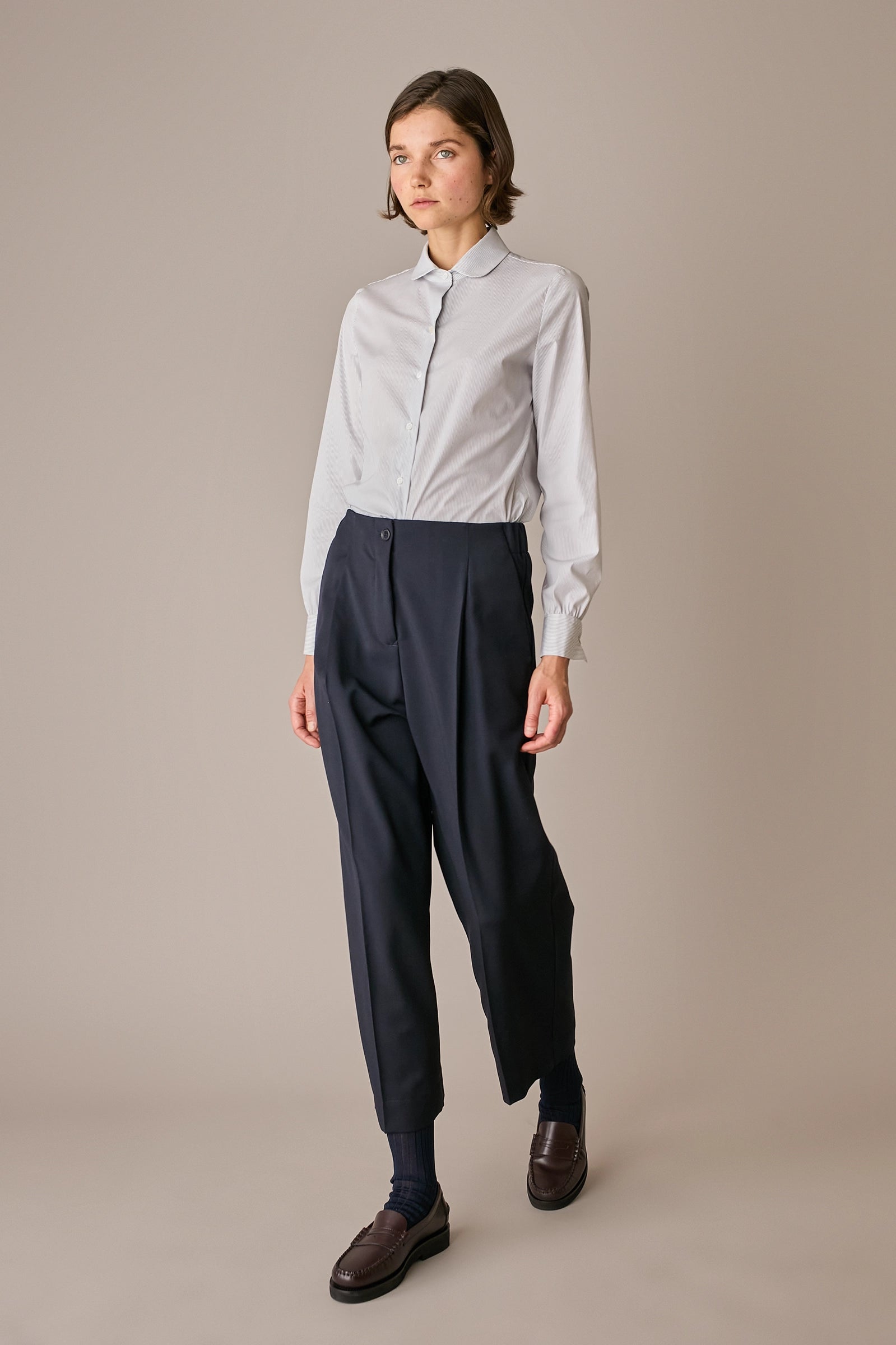 pantaloni in lana con vita elastica, piega frontale e posteriore, grigio scuro