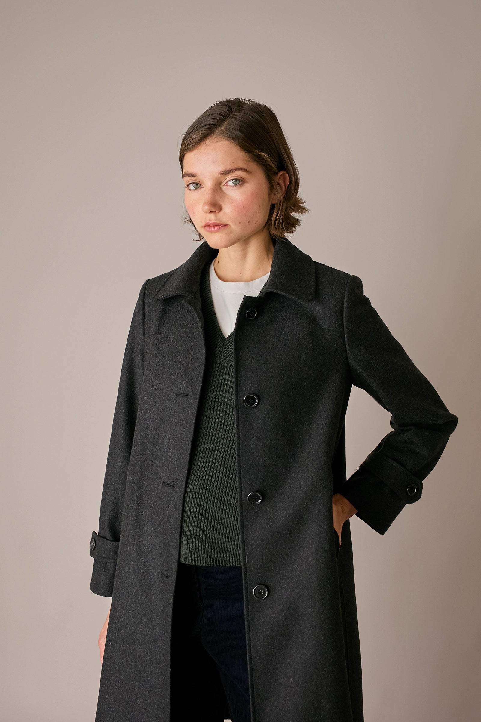 cappotto in puro cashmere grigio scuro, abbottonatura monopetto