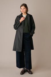 cappotto in puro cashmere grigio scuro, abbottonatura monopetto, foderato