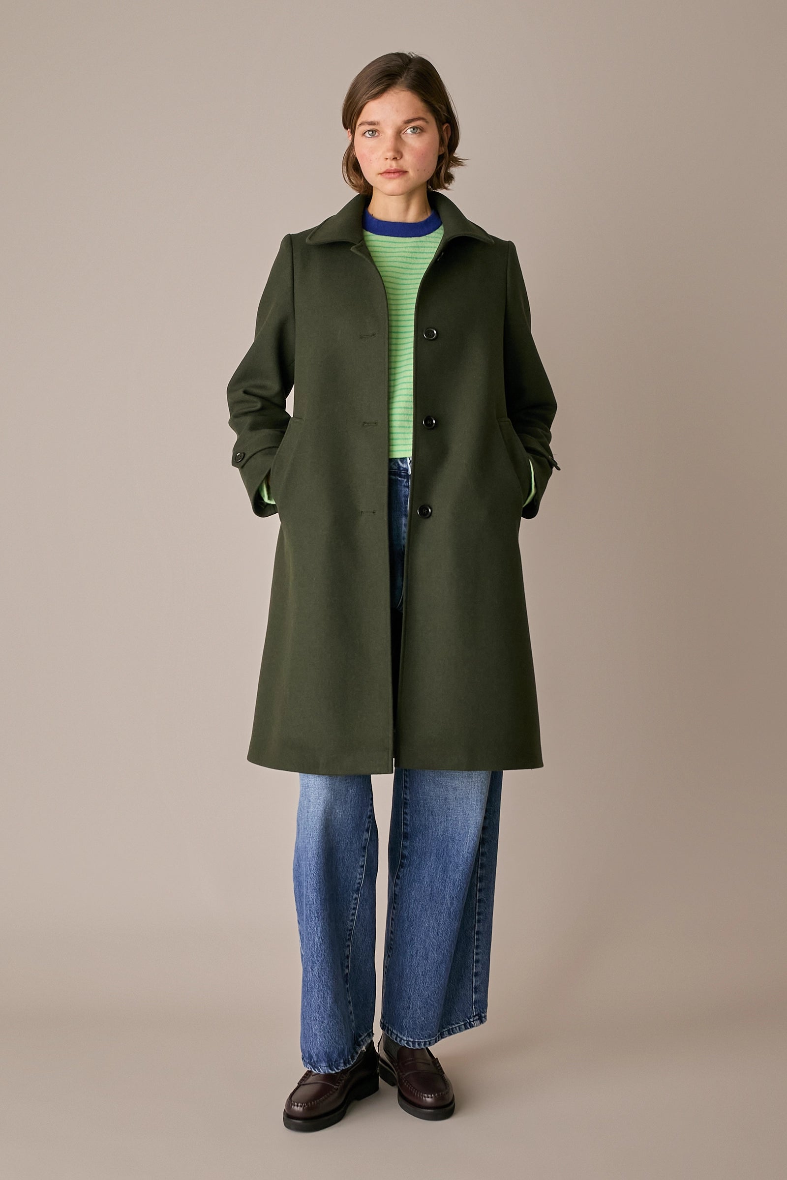 cappotto in lana vergine verde bosco, abbottonatura frontale monopetto