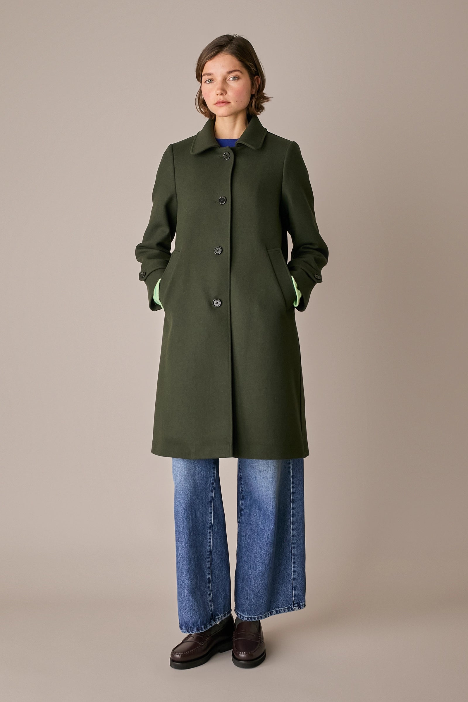 cappotto in lana vergine, abbottonatura frontale monopetto, verde bosco