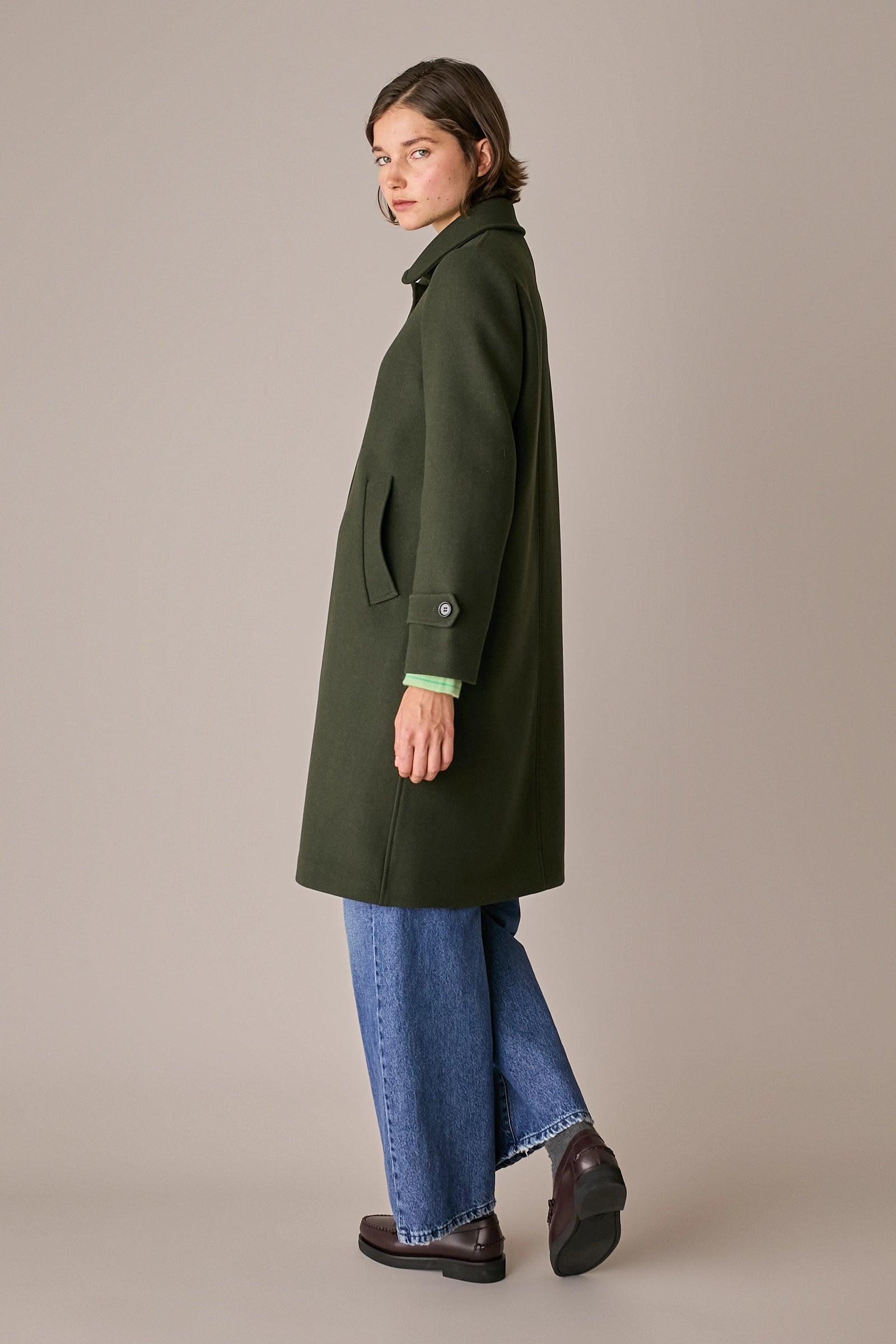 cappotto in lana vergine verde bosco, abbottonatura frontale