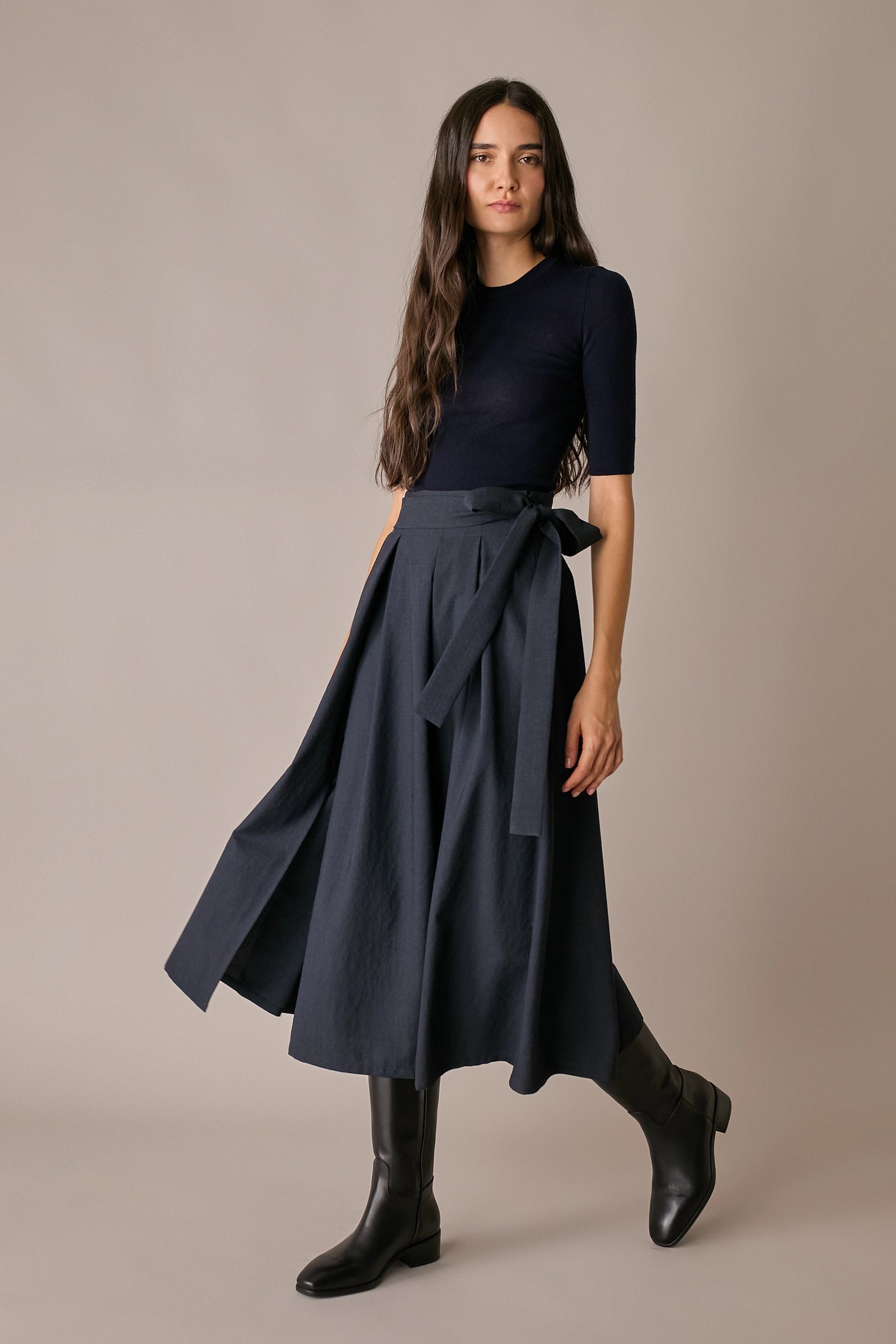 gonna midi con pieghe a cannoncino blu navy, chiusura con cerniera