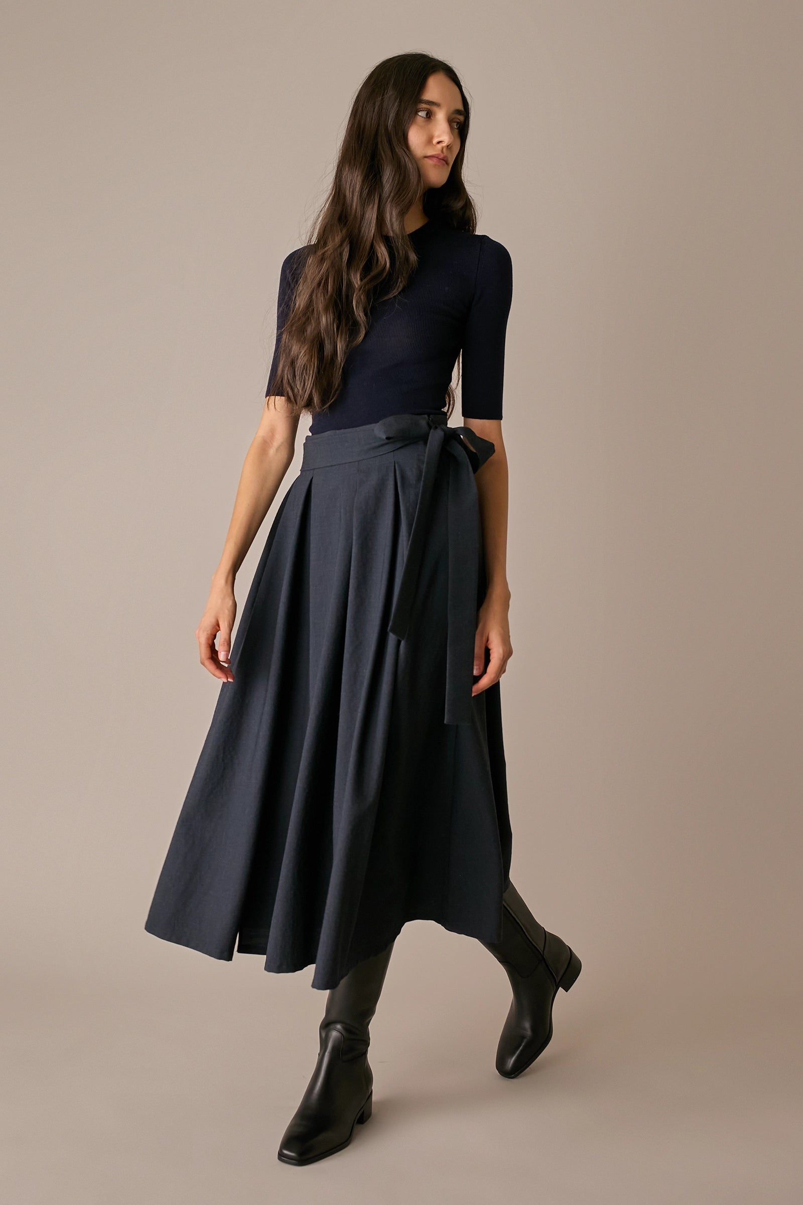 gonna midi con pieghe a cannoncino blu navy, nastro in vita tono su tono