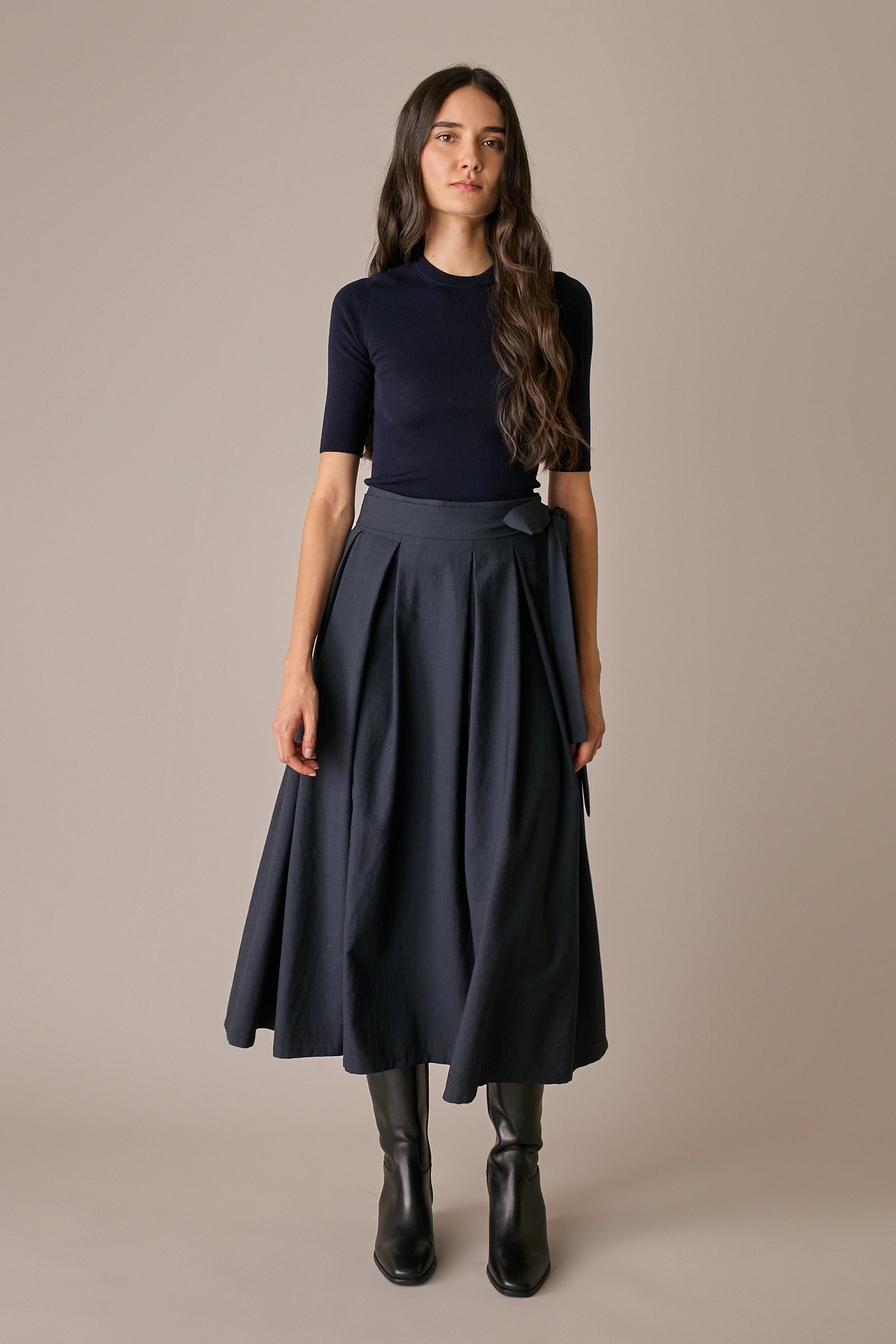 gonna midi con pieghe a cannoncino, nastro in vita tono su tono, blu navy