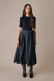 gonna midi con pieghe a cannoncino, nastro in vita tono su tono, blu navy
