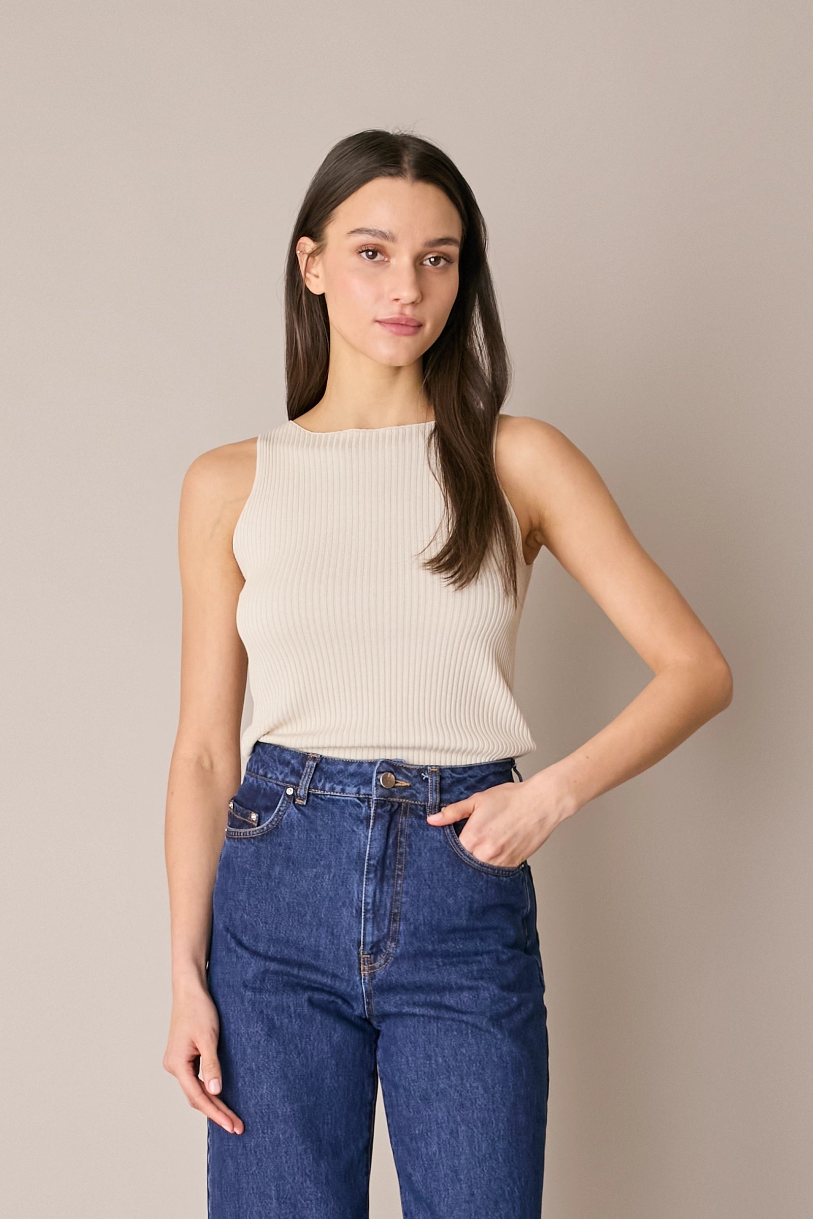 Top a costine con scollo a barchetta