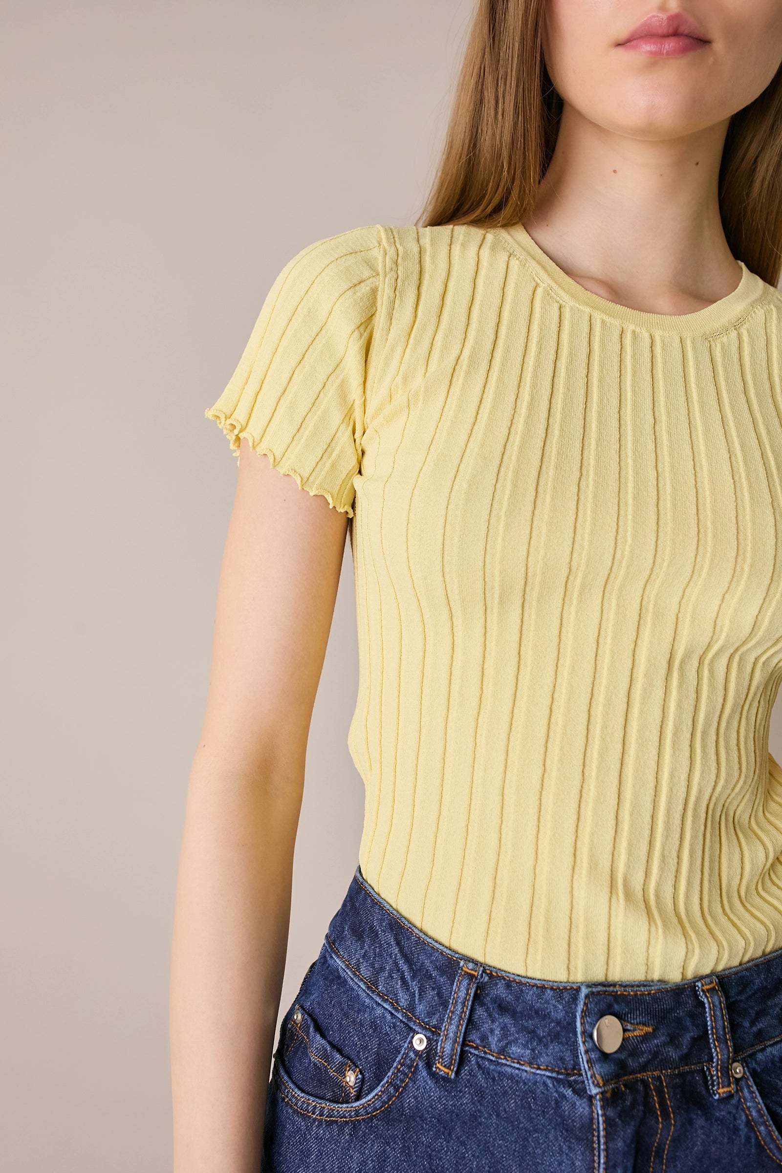 Maglia a costine con bordi arricciati