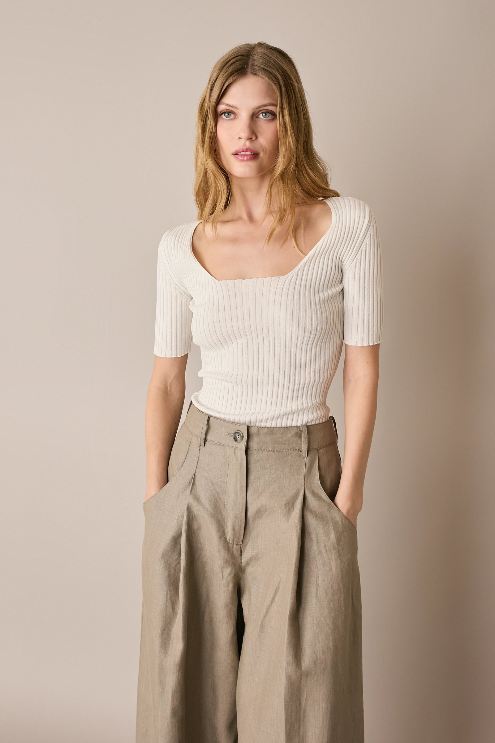 Maglia a costine con scollo quadrato
