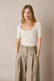 Maglia a costine con scollo quadrato
